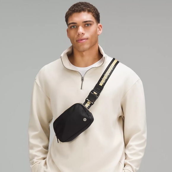 Lululemon Everywhere Belt Bag Black & Gold Logo Strap Crossbody Bag Nwt - Picture 4 of 6